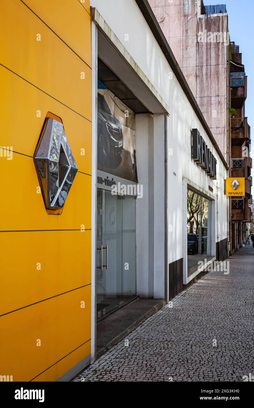 Famalicao, Portugal : salle d'exposition de la concession automobile Confiauto représentant le constructeur automobile Renault. Confiauto est le plus grand concessionnaire automobile dans le nord Banque D'Images