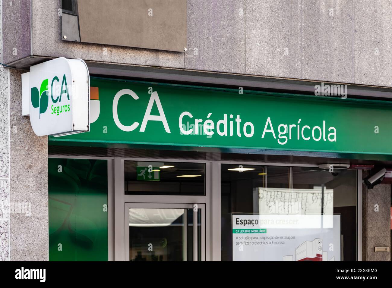 Vila Nova de Famalicao, Portugal : agence bancaire Credito Agricola avec logo, symbole ou. Credito Agricola est une banque privée au Portugal Banque D'Images