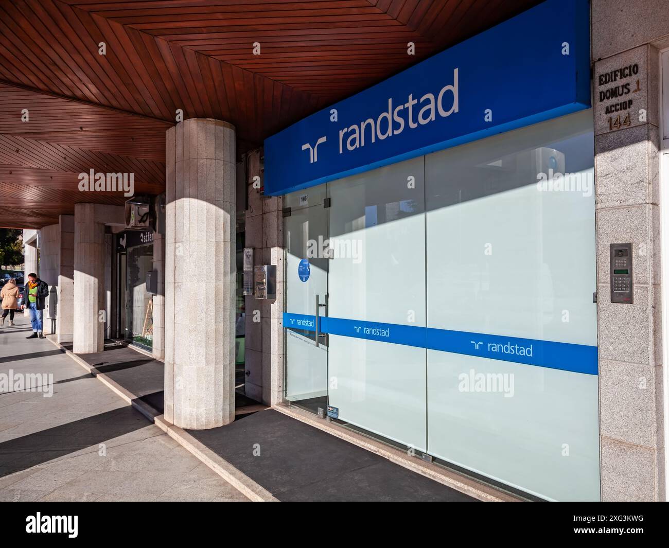 Randstad NV bureau avec panneau montrant le logo de la marque, logotype, emblème, symbole ou icône. Randstad est une multinationale néerlandaise de conseil en ressources humaines Banque D'Images