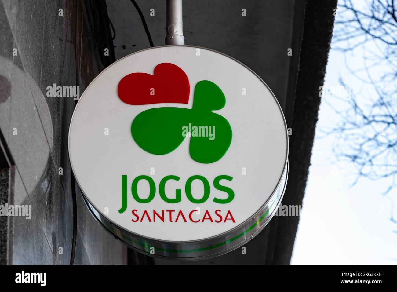 Famalicao, Portugal : panneau Jogos Santa Casa par Santa Casa da Misericordia de Lisboa. Gère Euromillions, Paris sportifs, cartes à gratter, Totoloto Banque D'Images