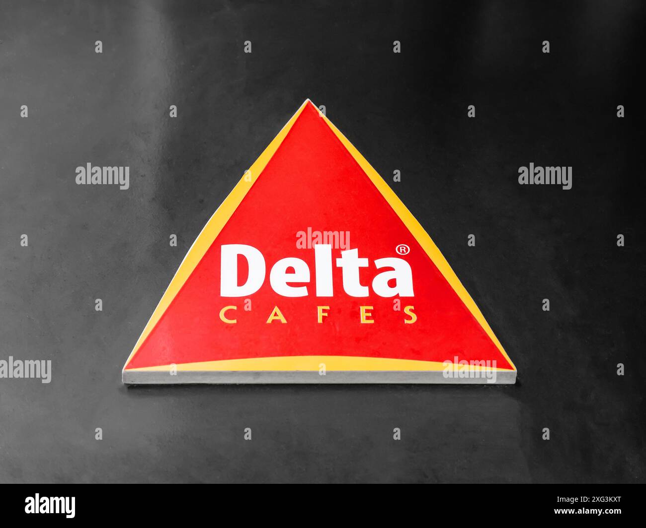 Vila Nova de Famalicao, Portugal - 23 décembre 2023 : Delta cafés logotype, emblème, signe de marque, logo, symbole ou icône dans une enseigne de café. Delta Banque D'Images