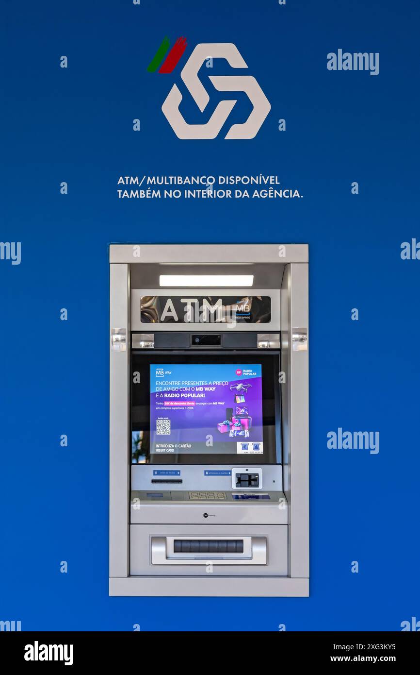 Famalicao, Portugal : Multibanco aka ATM machine terminal géré par SIBS, avec logo de marque, signe ou symbole de CGD aka Caixa Geral de Depositos sur une interdiction Banque D'Images