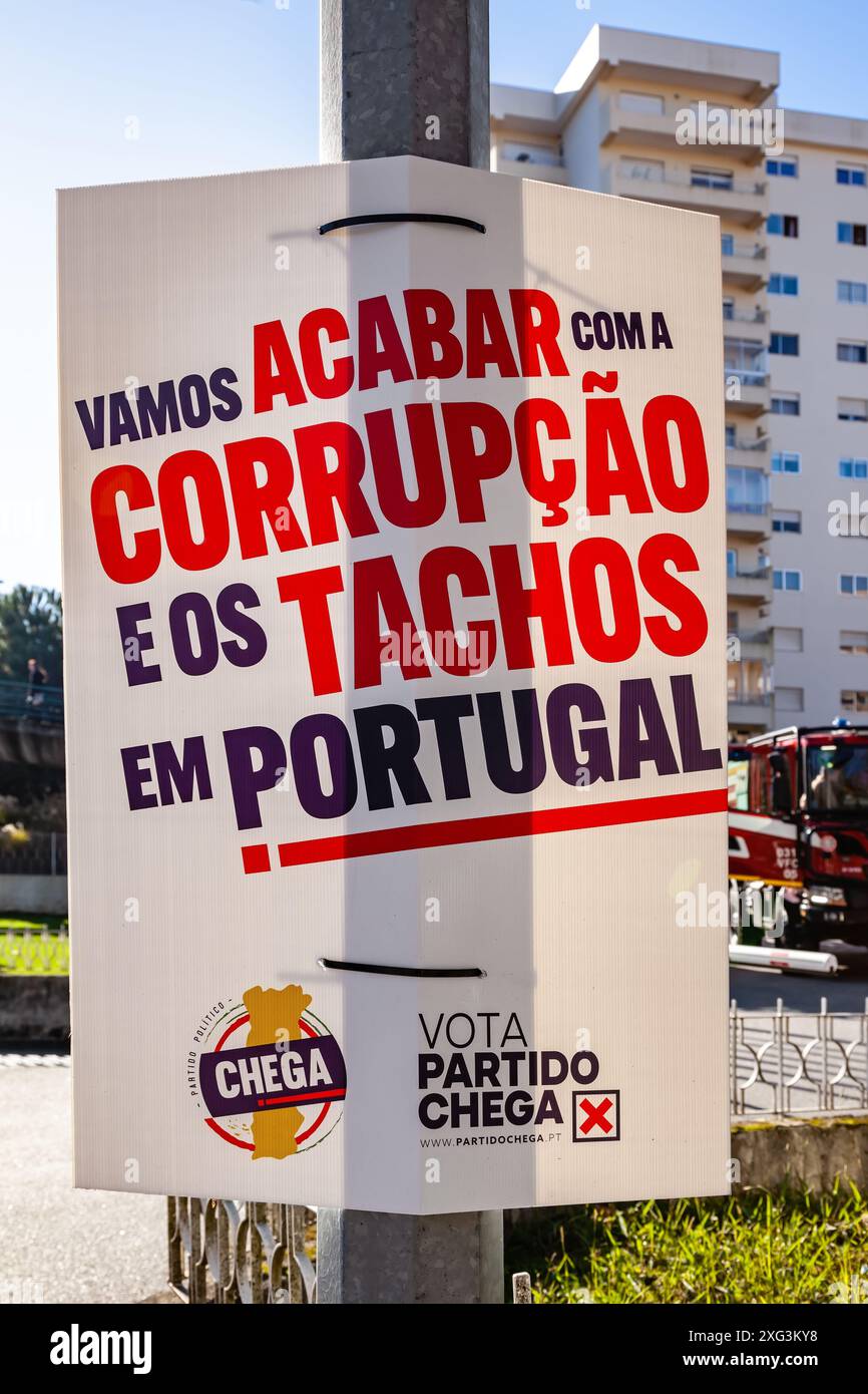 Portugal - affiche de campagne du parti d'extrême droite Chega pour les élections législatives de 2024 sur lampadaire. Il dit : Let’s End corruption and Jobs for the Boys Banque D'Images