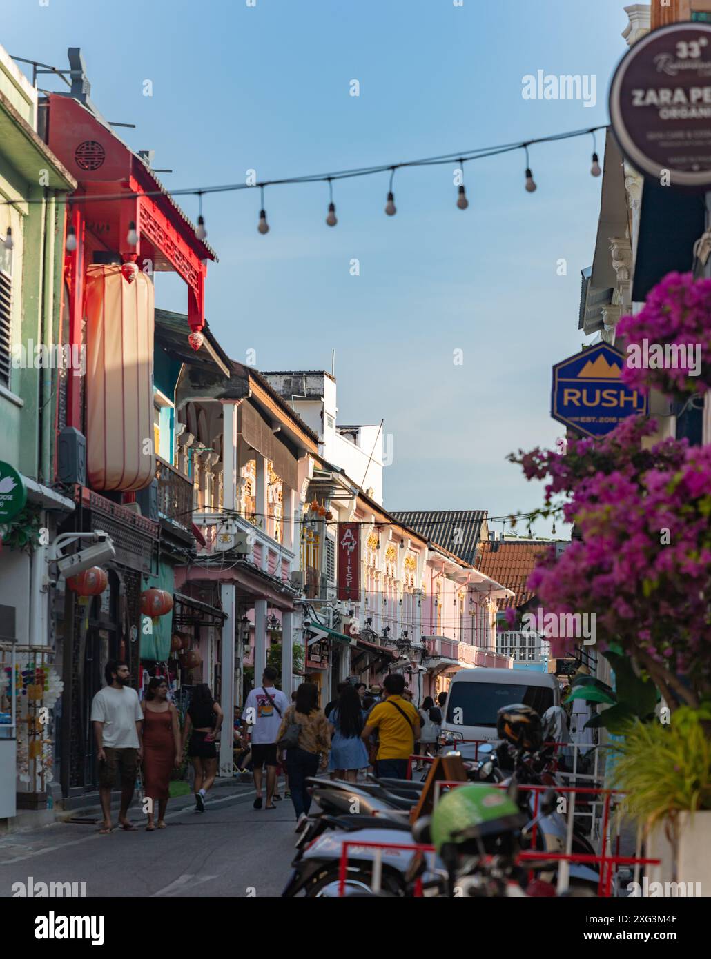 Une image de l'architecture sino portugaise colorée dans la vieille ville de Phuket dans une rue étroite avec des touristes. Banque D'Images