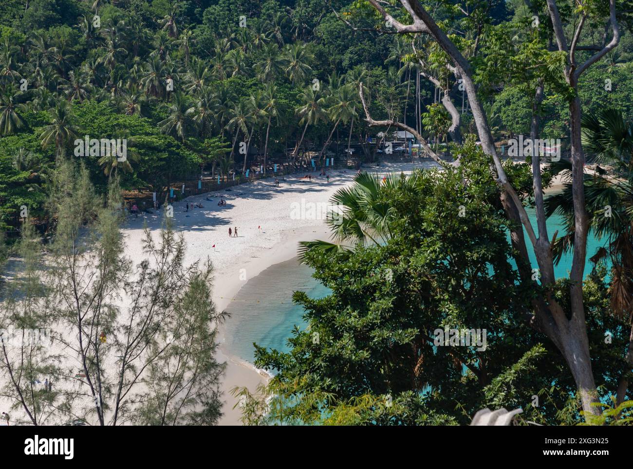 Une photo de Freedom Beach, à Phuket, vue depuis les collines. Banque D'Images
