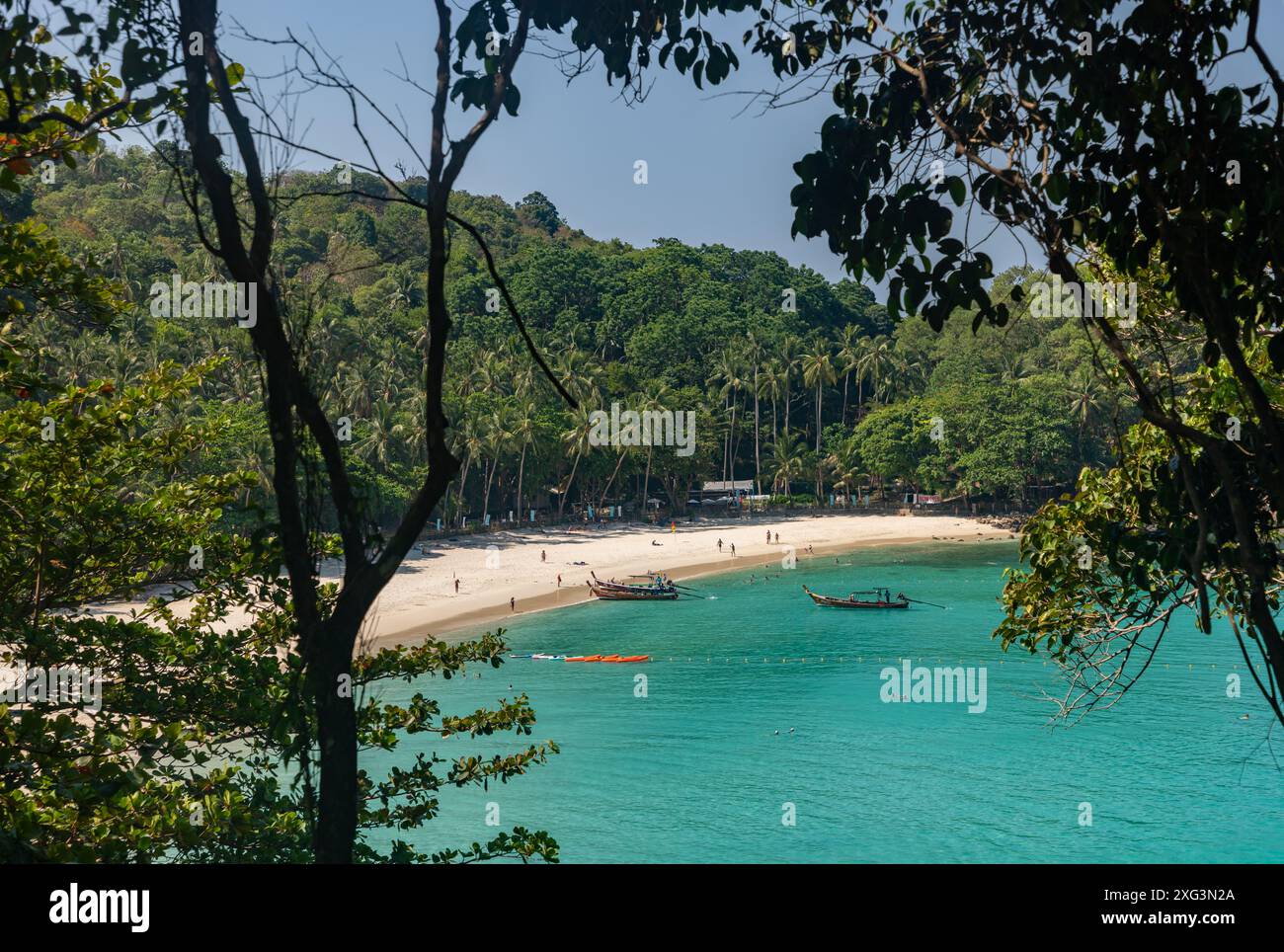 Une photo de Freedom Beach, à Phuket, vue depuis les collines. Banque D'Images