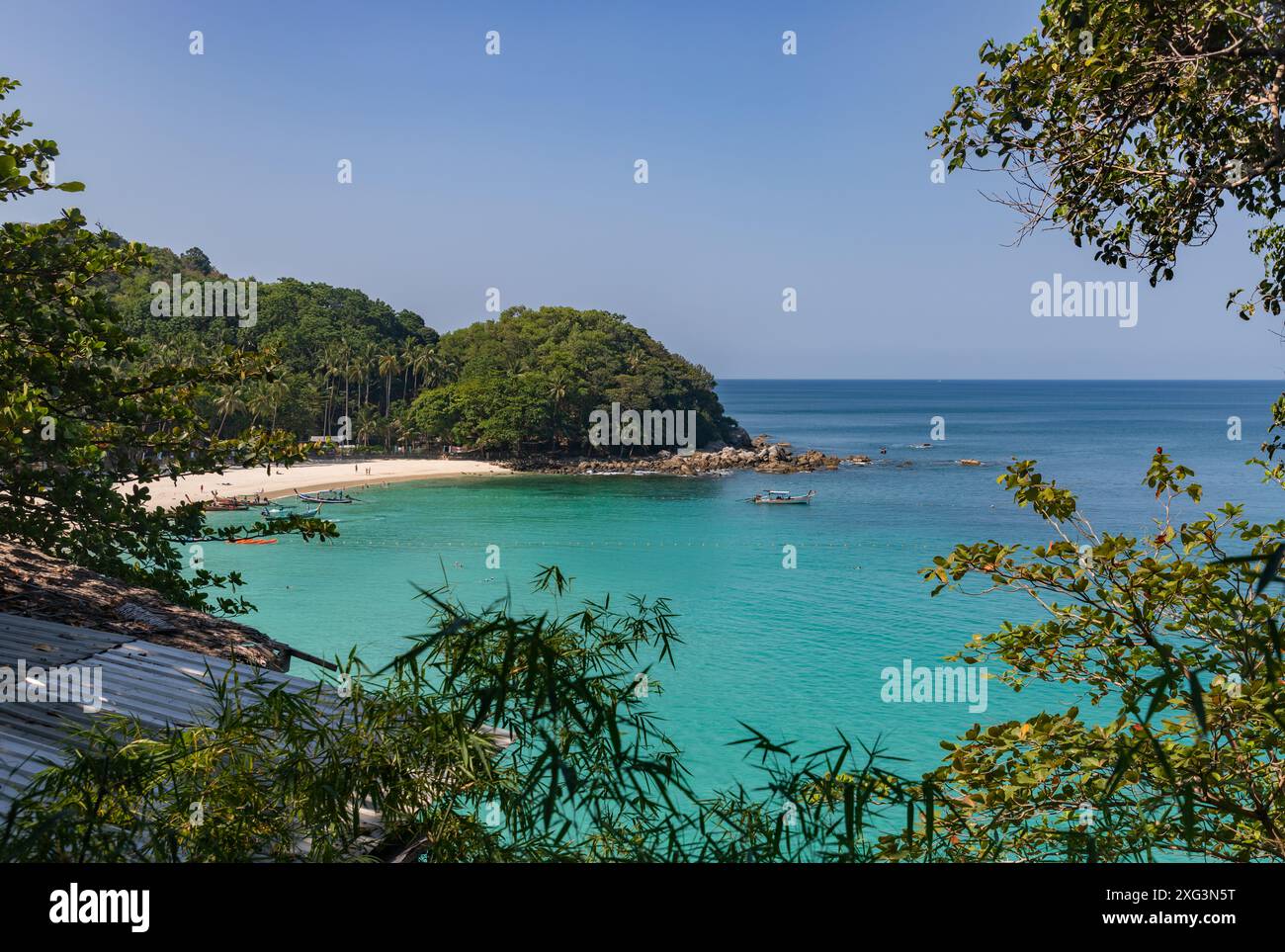 Une photo de Freedom Beach, à Phuket, vue depuis les collines. Banque D'Images