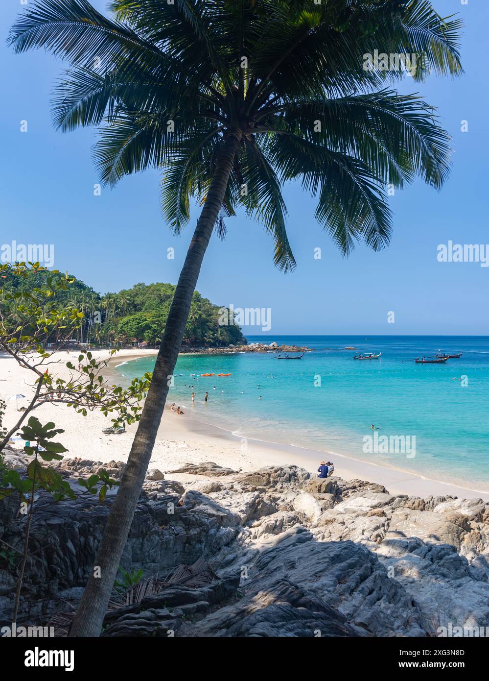Une photo de Freedom Beach, à Phuket, vue depuis les collines. Banque D'Images