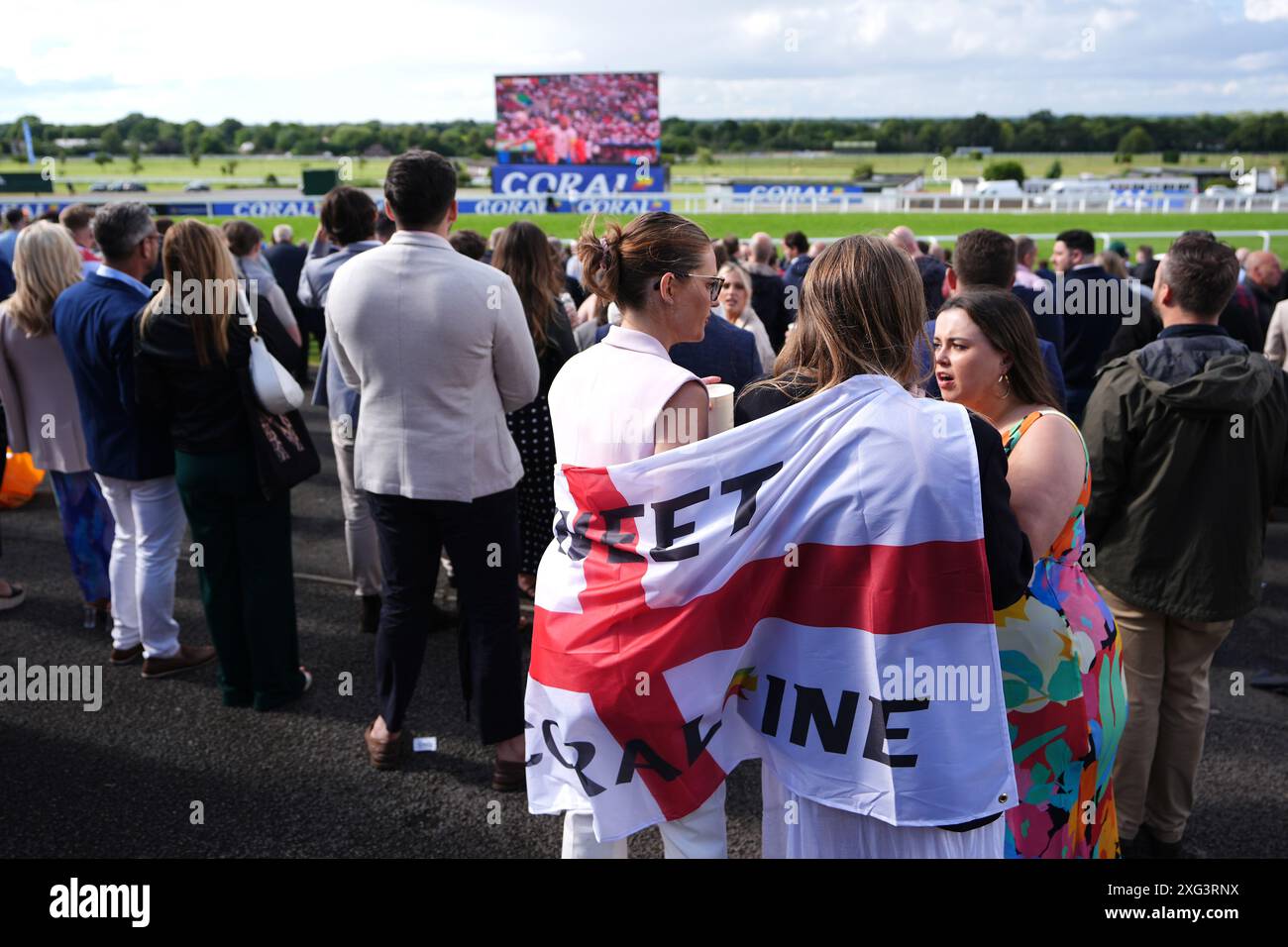 Les supporters anglais à Sandown Park, Esher, lors d'une projection de l'UEFA Euro 2024, match de demi-finale, entre l'Angleterre et la Suisse. Date de la photo : samedi 6 juillet 2024. Voir PA Story SOCCER England. Le crédit photo devrait se lire : Zac Goodwin/PA Wire. RESTRICTIONS : utilisation sujette à restrictions. Utilisation éditoriale uniquement, aucune utilisation commerciale sans le consentement préalable du titulaire des droits. Banque D'Images