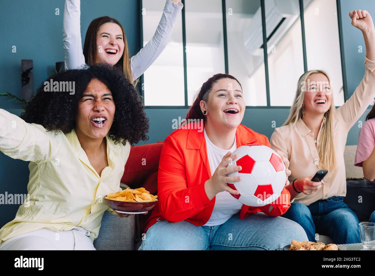 Groupe de filles adolescentes regardant le championnat de match de football féminin Banque D'Images