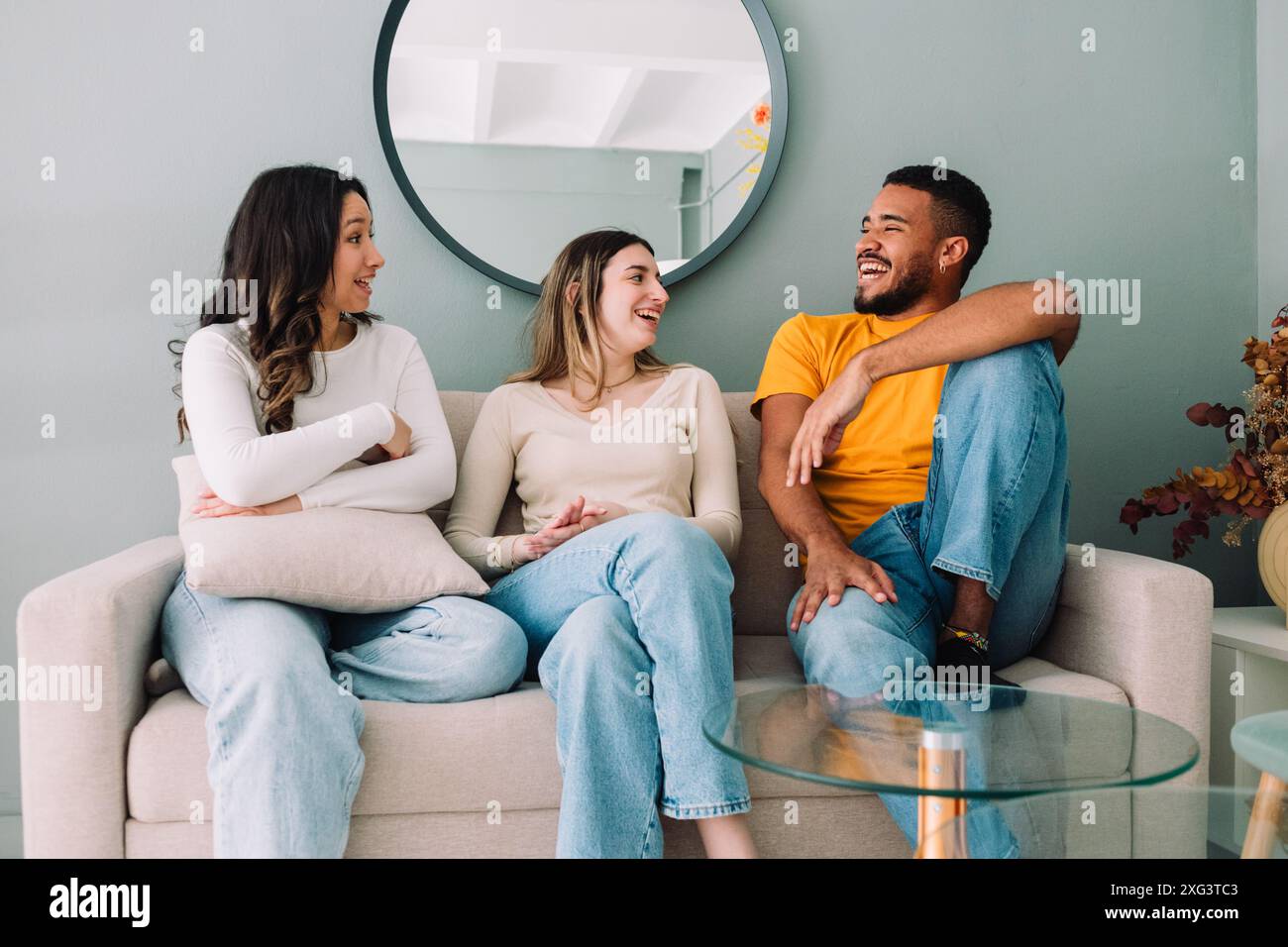Groupe multi ethnique d'amis se relaxant sur le logement étudiant Banque D'Images