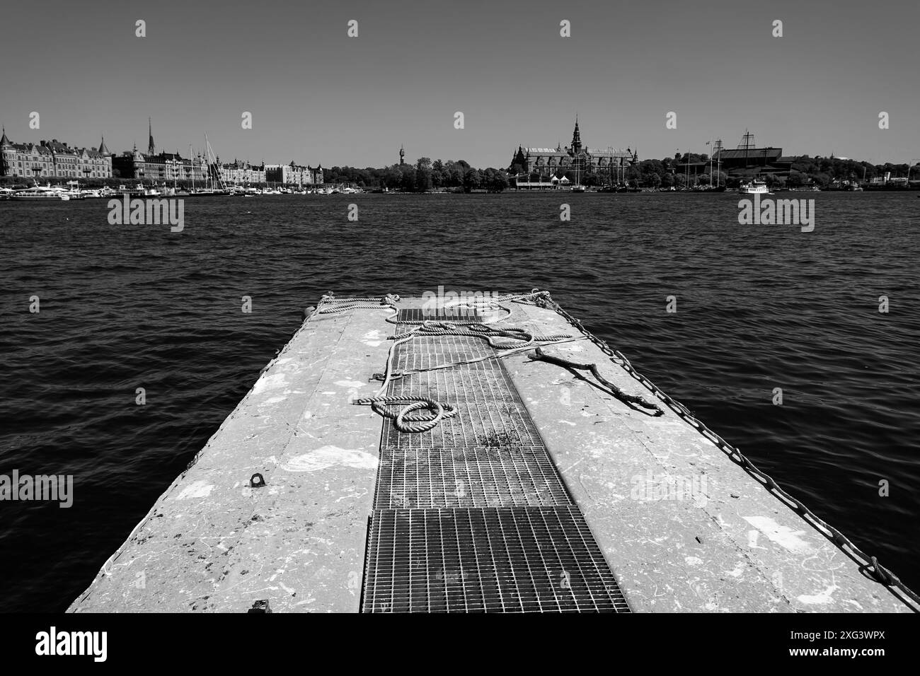 Vue d'un petit quai en noir et blanc Banque D'Images