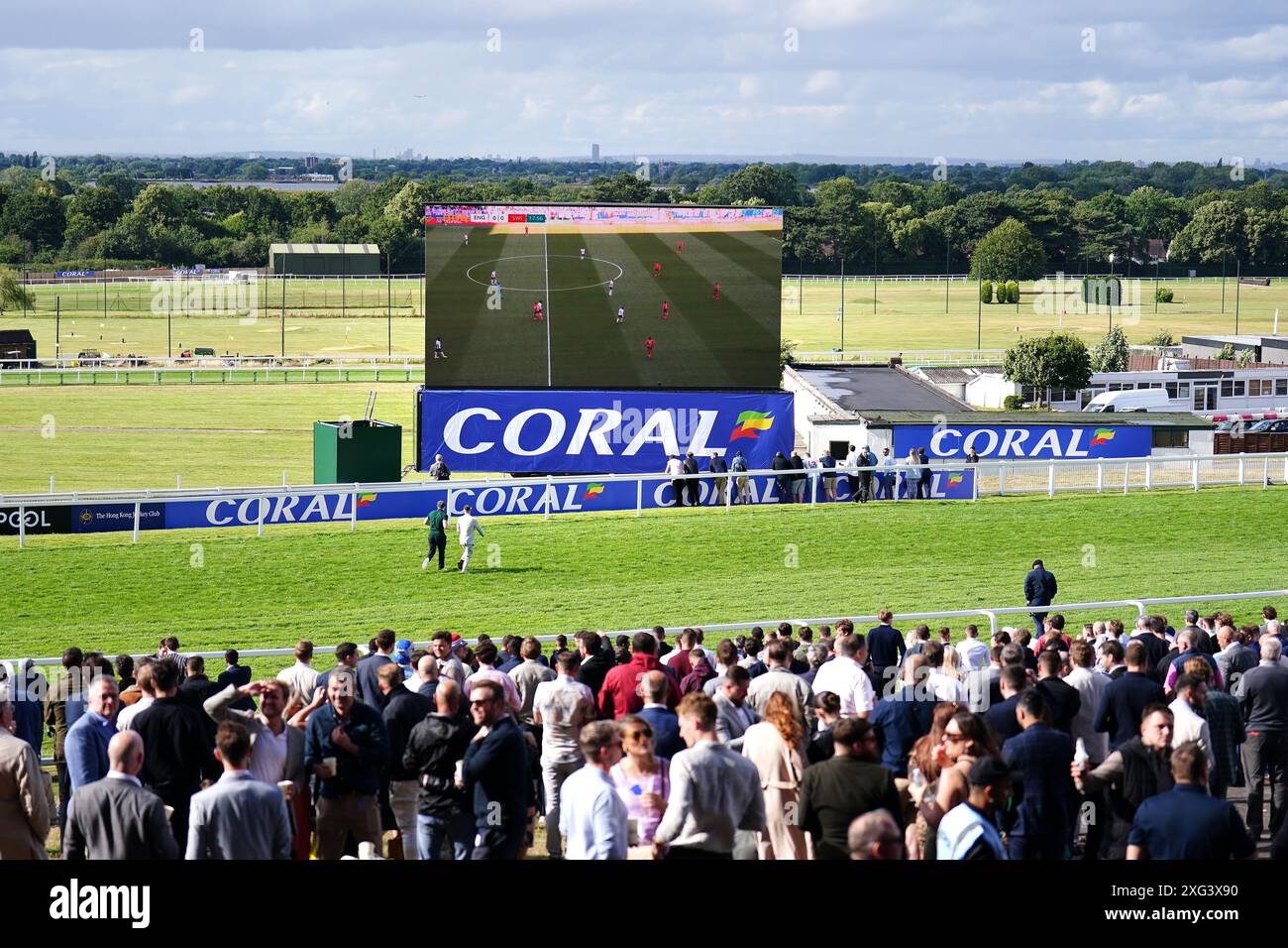 Les supporters anglais à Sandown Park, Esher, lors d'une projection de l'UEFA Euro 2024, match de demi-finale, entre l'Angleterre et la Suisse. Date de la photo : samedi 6 juillet 2024. Voir PA Story SOCCER England. Le crédit photo devrait se lire : Zac Goodwin/PA Wire. RESTRICTIONS : utilisation sujette à restrictions. Utilisation éditoriale uniquement, aucune utilisation commerciale sans le consentement préalable du titulaire des droits. Banque D'Images