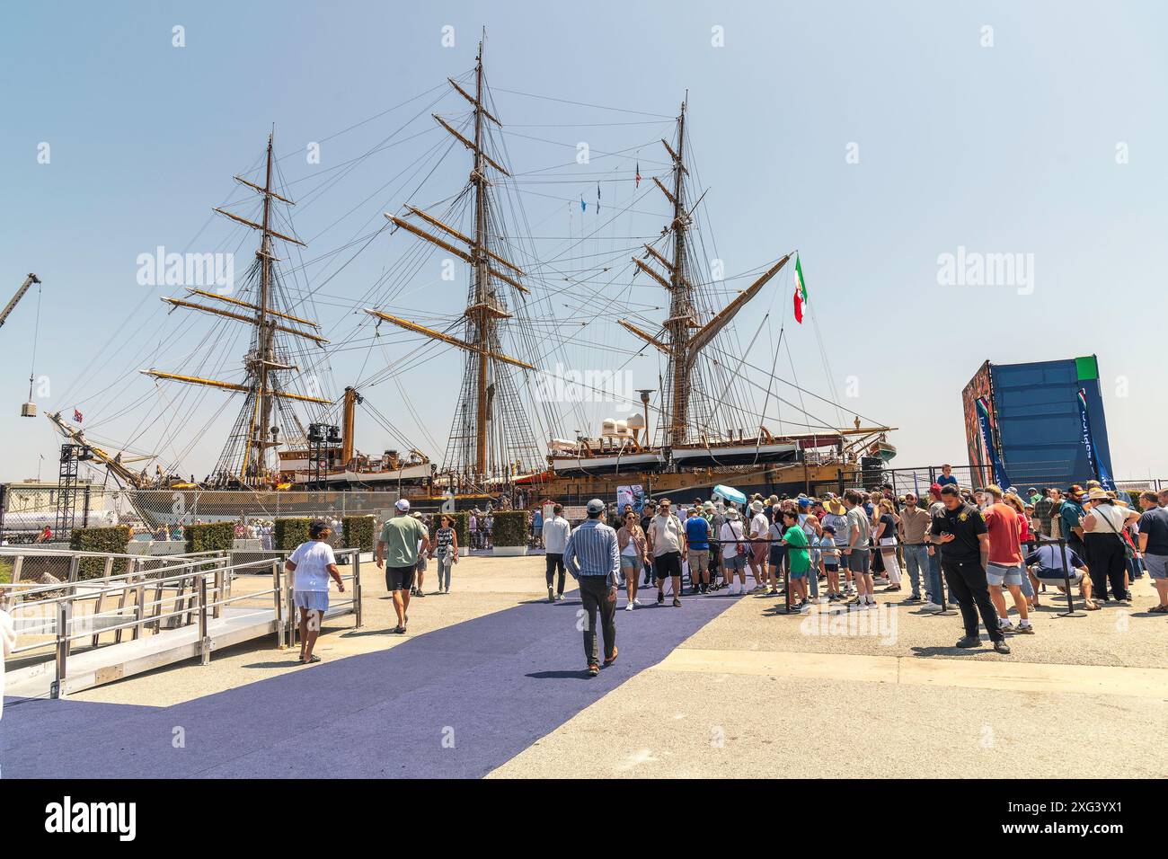 San Pedro, CA, États-Unis – 5 juillet 2024 : la foule attend pour embarquer à bord de l’Amerigo Vespucci, un navire d’entraînement de LA marine italienne, au port de LA à San Pedro, EN CALIFORNIE. Banque D'Images