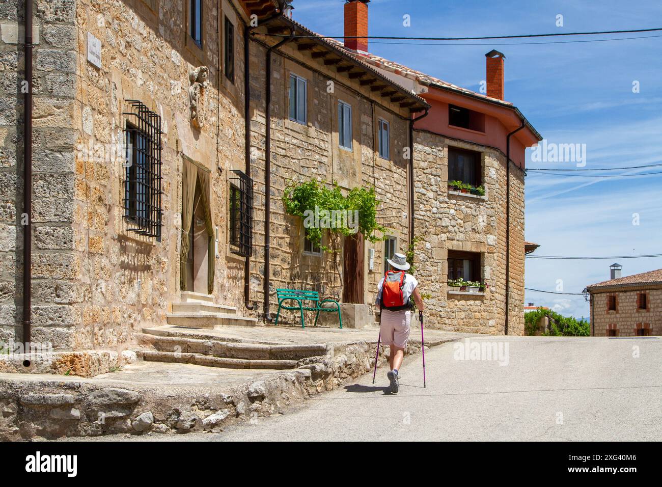 Pèlerin marchant sur le Camino de Santiago le chemin de Saint James route de pèlerinage à travers le village de Rabe de las Calzadas Castille et Léon Espagne Banque D'Images Pèlerin marchant sur le Camino de Santiago le chemin de Saint James route de pèlerinage à travers le village de Rabe de las Calzadas Castille et Léon Espagne Banque D'Images