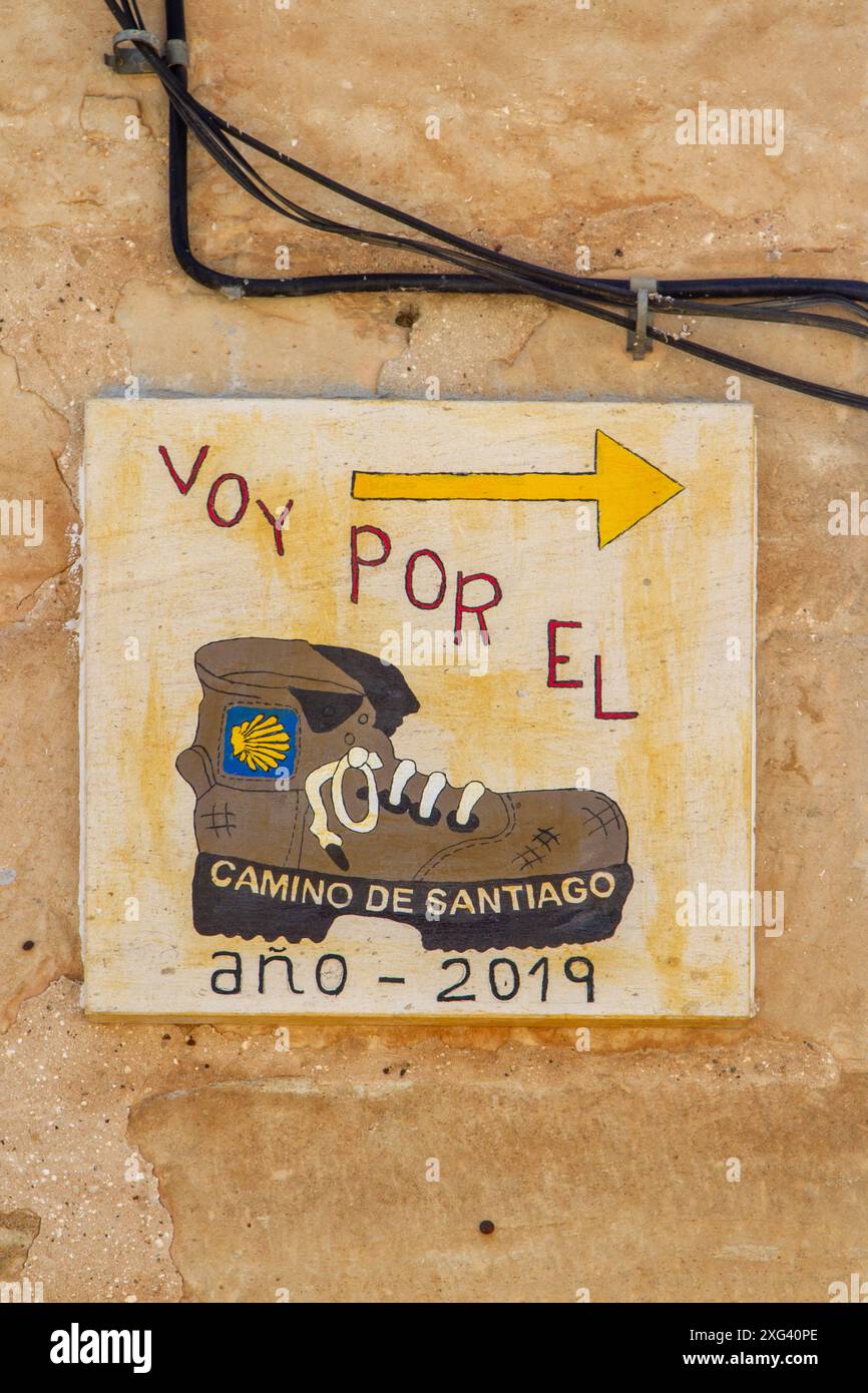 Panneau de signalisation pour le Camino de Santiago sur le mur en passant par le village de Rabe de las Calzadas Castille et Leon au nord de l'Espagne Banque D'Images