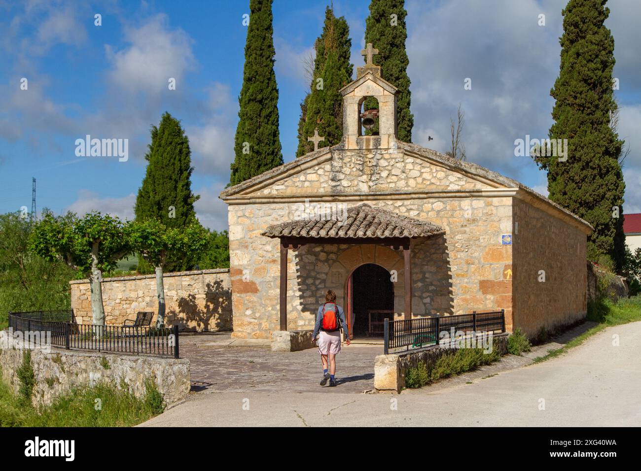 Pèlerins marchant le Camino de Santiago en passant devant l'ermitage de notre-Dame du Monastère dans le village Rabé de las Calzadas dans la province de Burgos Banque D'Images Pèlerins marchant le Camino de Santiago en passant devant l'ermitage de notre-Dame du Monastère dans le village Rabé de las Calzadas dans la province de Burgos Banque D'Images