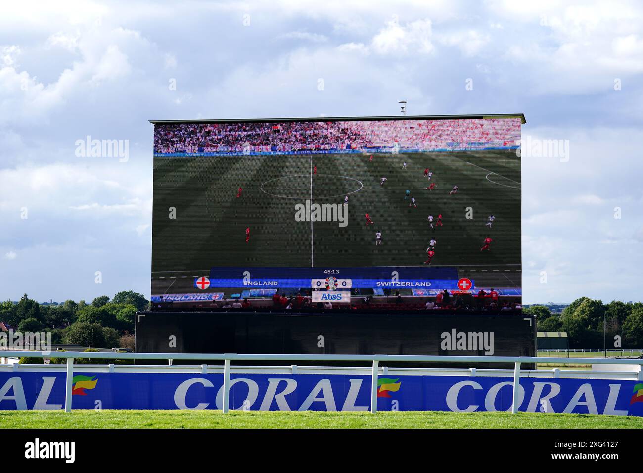 Les supporters anglais à Sandown Park, Esher, lors d'une projection de l'UEFA Euro 2024, match de demi-finale, entre l'Angleterre et la Suisse. Date de la photo : samedi 6 juillet 2024. Voir PA Story SOCCER England. Le crédit photo devrait se lire : Zac Goodwin/PA Wire. RESTRICTIONS : utilisation sujette à restrictions. Utilisation éditoriale uniquement, aucune utilisation commerciale sans le consentement préalable du titulaire des droits. Banque D'Images