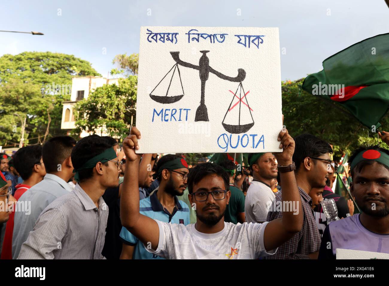 6 juillet 2024, Dhaka, Dhaka, Bangladesh : des milliers d'étudiants ont organisé une marche de protestation et bloqué la route à Shahbagh, Dhaka, exigeant l'abolition du système de quotas dans les emplois gouvernementaux. Dans ce mouvement en cours, les étudiants de toutes les universités du pays, y compris l'Université de Dhaka, mènent le mouvement dans leurs districts respectifs. Actuellement, un quota de 56 % est maintenu dans tous les emplois gouvernementaux de catégorie I et II et un quota de 44 % est fondé sur le mérite. Ce quota de 56% comprend 30% pour les membres de la famille des combattants de la liberté. Quota de district de 10 %, quota de femmes de 10 %, quota tribal de 5 % et quota d'handicapés de 1 % Banque D'Images