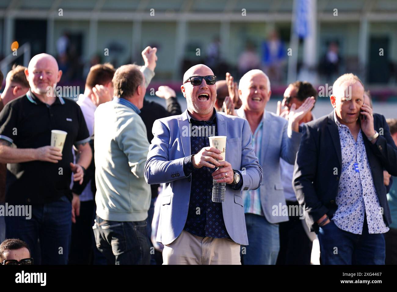 Les supporters de l'Angleterre à Sandown Park réagissent alors que l'Anglais Bukayo Saka (non représenté) marque le premier but de son équipe, lors d'une projection de l'UEFA Euro 2024, match en demi-finale, entre l'Angleterre et la Suisse. Date de la photo : samedi 6 juillet 2024. Voir PA Story SOCCER England. Le crédit photo devrait se lire : Zac Goodwin/PA Wire. RESTRICTIONS : utilisation sujette à restrictions. Utilisation éditoriale uniquement, aucune utilisation commerciale sans le consentement préalable du titulaire des droits. Banque D'Images