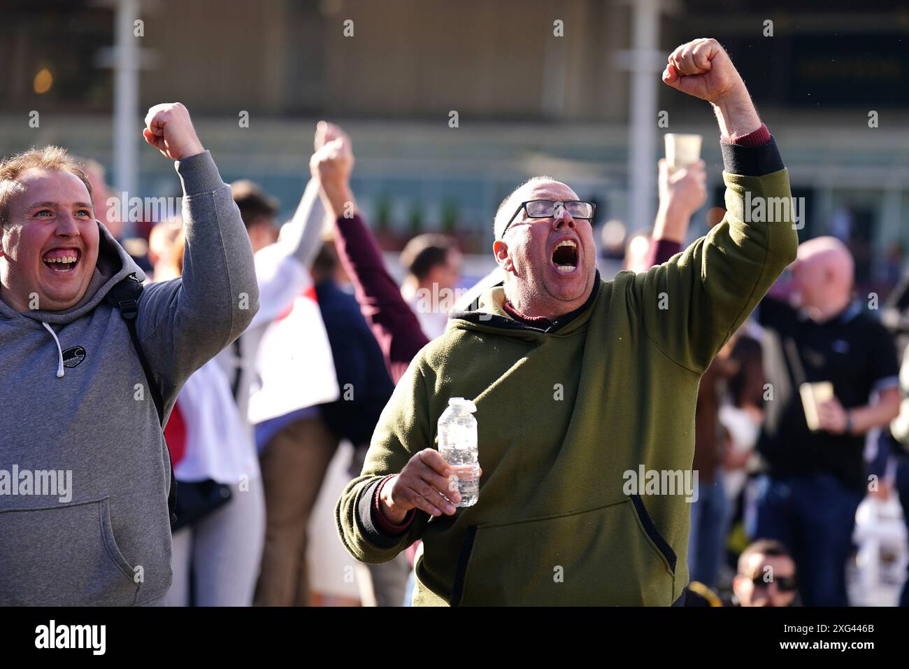 Les supporters de l'Angleterre à Sandown Park réagissent alors que l'Anglais Bukayo Saka (non représenté) marque le premier but de son équipe, lors d'une projection de l'UEFA Euro 2024, match en demi-finale, entre l'Angleterre et la Suisse. Date de la photo : samedi 6 juillet 2024. Voir PA Story SOCCER England. Le crédit photo devrait se lire : Zac Goodwin/PA Wire. RESTRICTIONS : utilisation sujette à restrictions. Utilisation éditoriale uniquement, aucune utilisation commerciale sans le consentement préalable du titulaire des droits. Banque D'Images