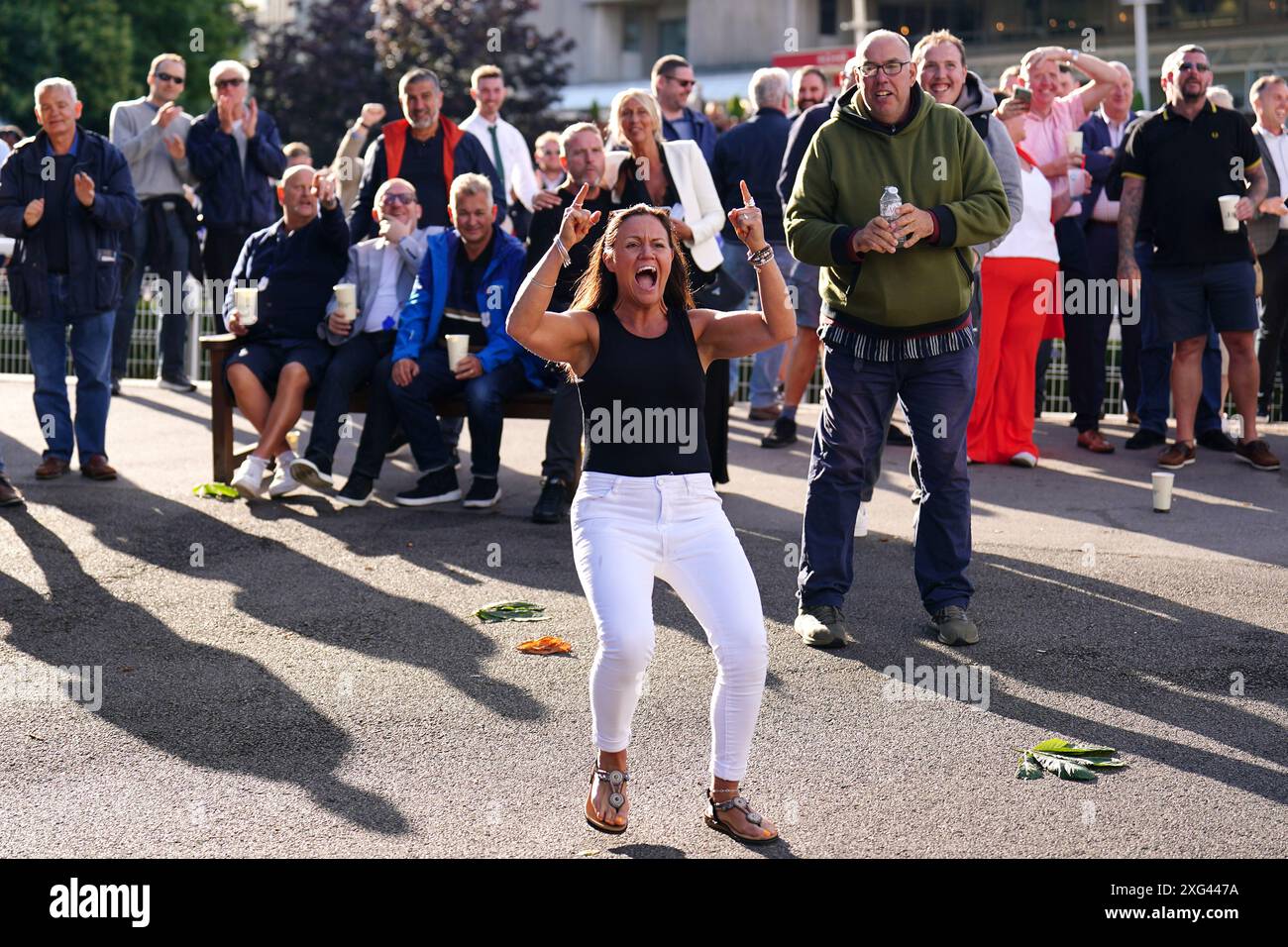 Les supporters de l'Angleterre à Sandown Park réagissent alors que l'Anglais Bukayo Saka (non représenté) marque le premier but de son équipe, lors d'une projection de l'UEFA Euro 2024, match en demi-finale, entre l'Angleterre et la Suisse. Date de la photo : samedi 6 juillet 2024. Voir PA Story SOCCER England. Le crédit photo devrait se lire : Zac Goodwin/PA Wire. RESTRICTIONS : utilisation sujette à restrictions. Utilisation éditoriale uniquement, aucune utilisation commerciale sans le consentement préalable du titulaire des droits. Banque D'Images