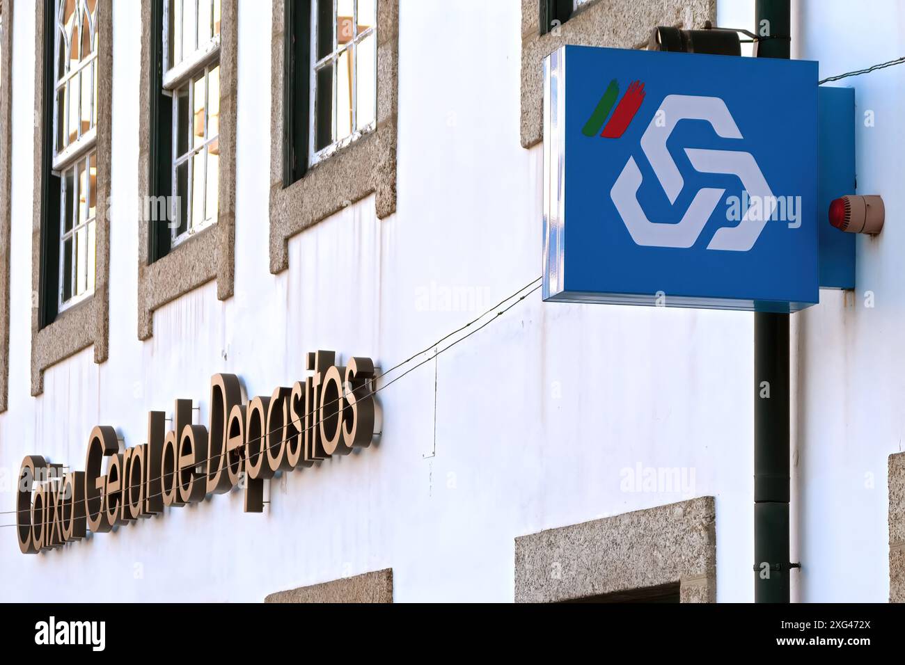CGD aka Caixa Geral de Depositos logo, symbole ou emblème dans la façade de l'agence bancaire. Banque publique et la plus grande du Portugal Banque D'Images