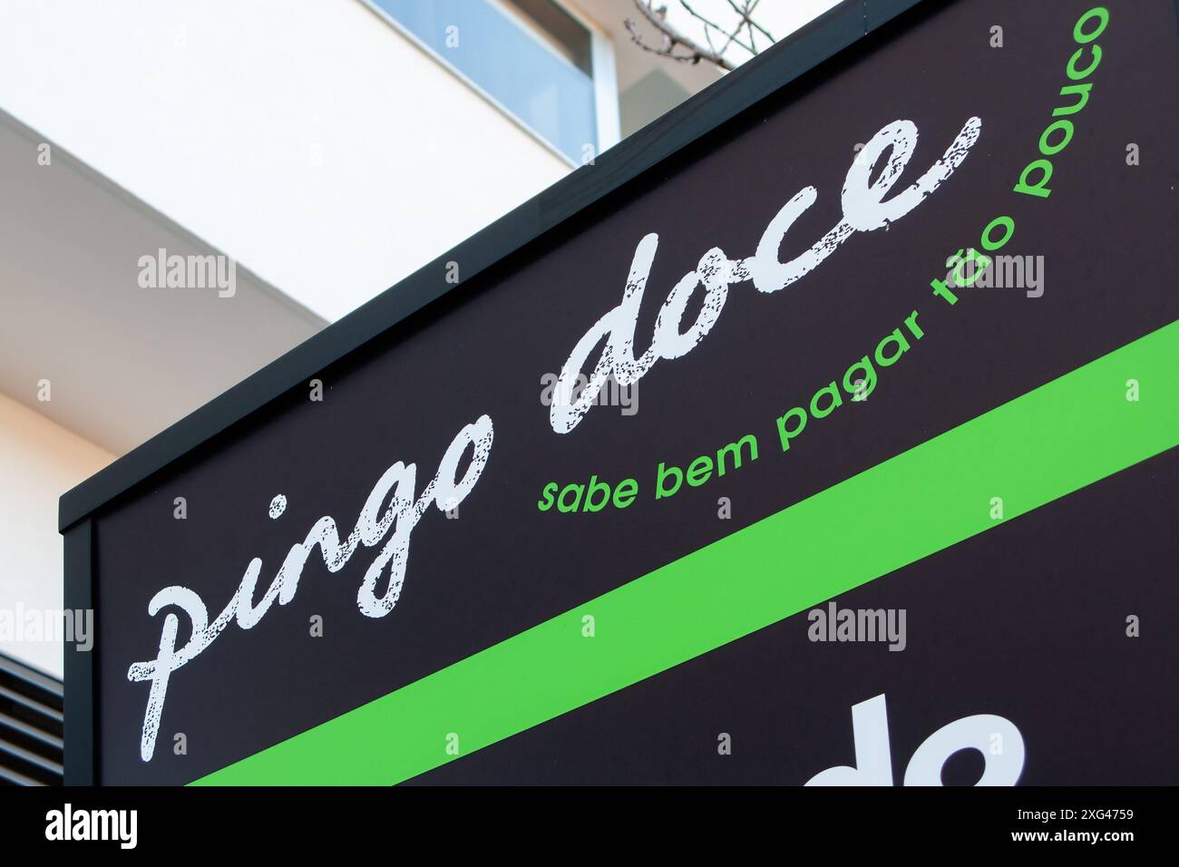 Panneau Pingo Doce avec signe de marque, logo, symbole ou icône. Pingo Doce est une grande chaîne de supermarchés portugais de Jeronimo Martins Banque D'Images