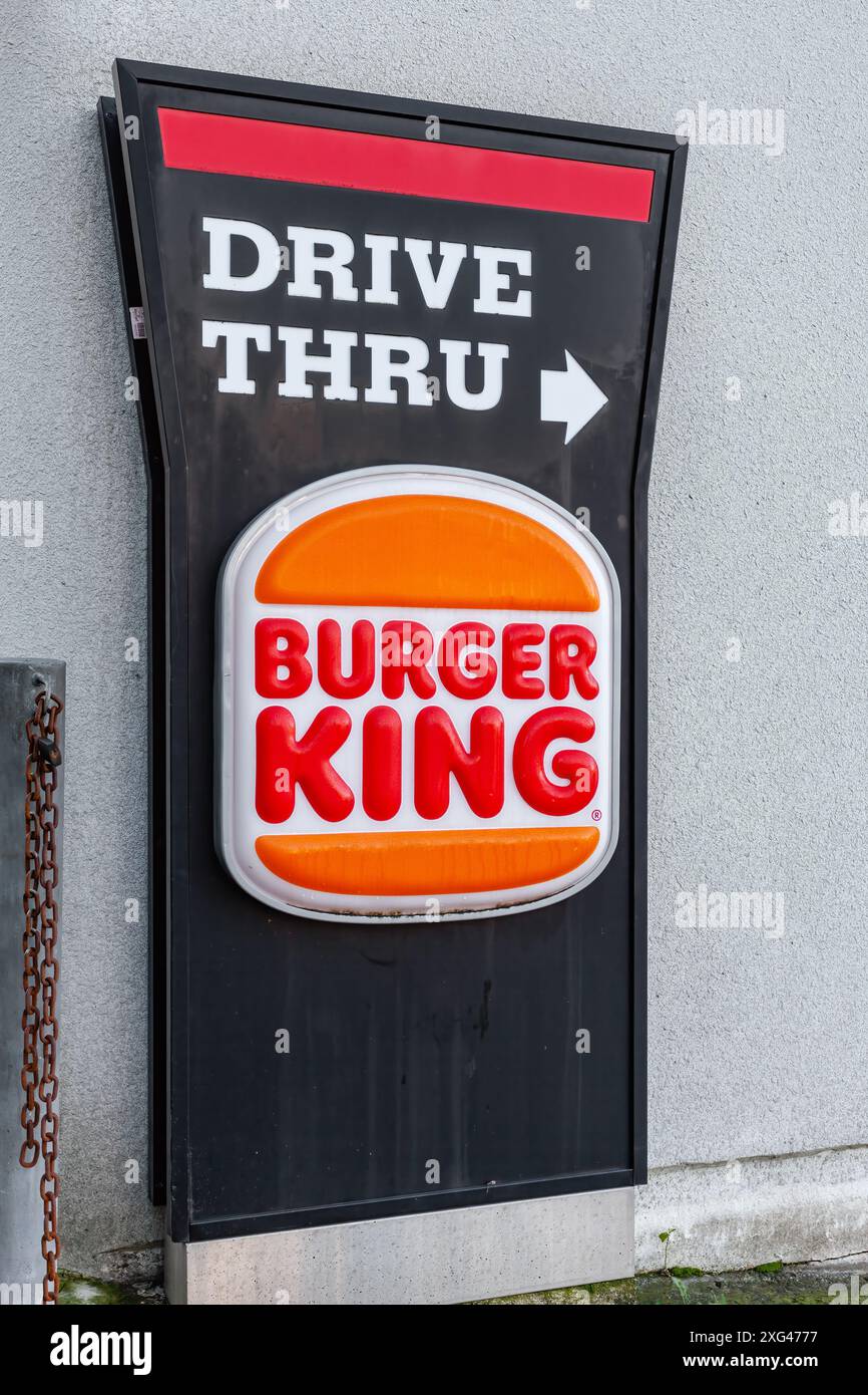 Vila Nova de Famalicao, Portugal : panneau d'un restaurant Burger King avec signe de marque, logo, symbole, indiquant le drive-in ou drive-in Banque D'Images