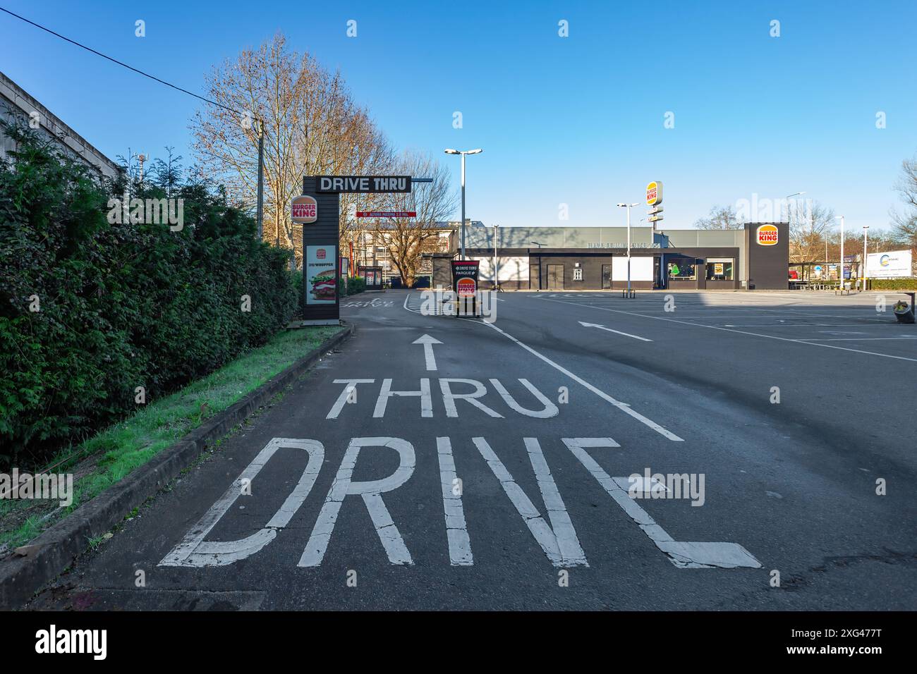 Vila Nova de Famalicao, Portugal : drive-in ou drive-in d'un restaurant franchisé de restauration rapide Burger King. Accès pour les voitures aka automobiles Banque D'Images