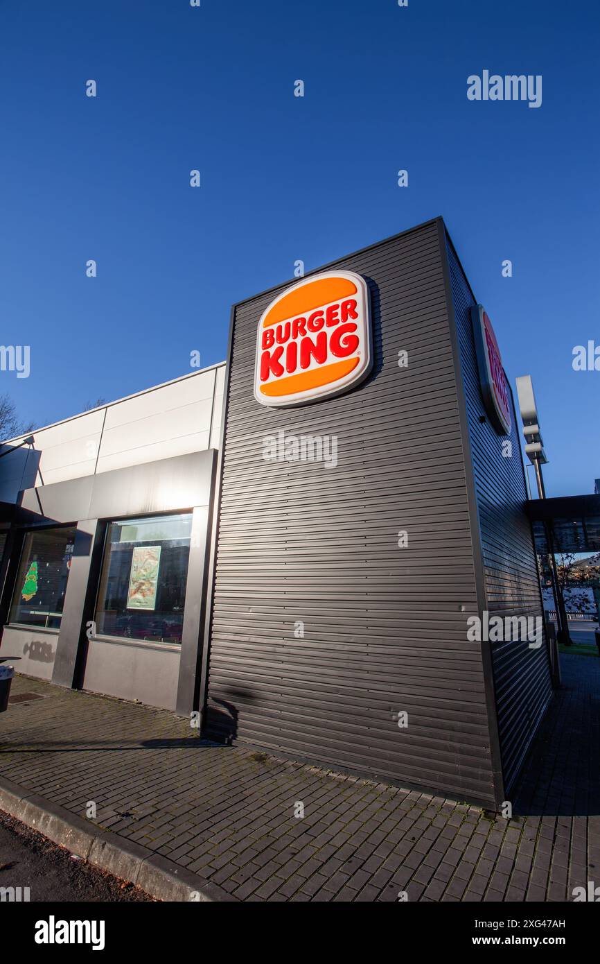 Détail d'un restaurant franchisé de restauration rapide Burger King avec une grande enseigne, logo, symbole ou icône de marque Burger King. Repas de restauration rapide hamburger Banque D'Images