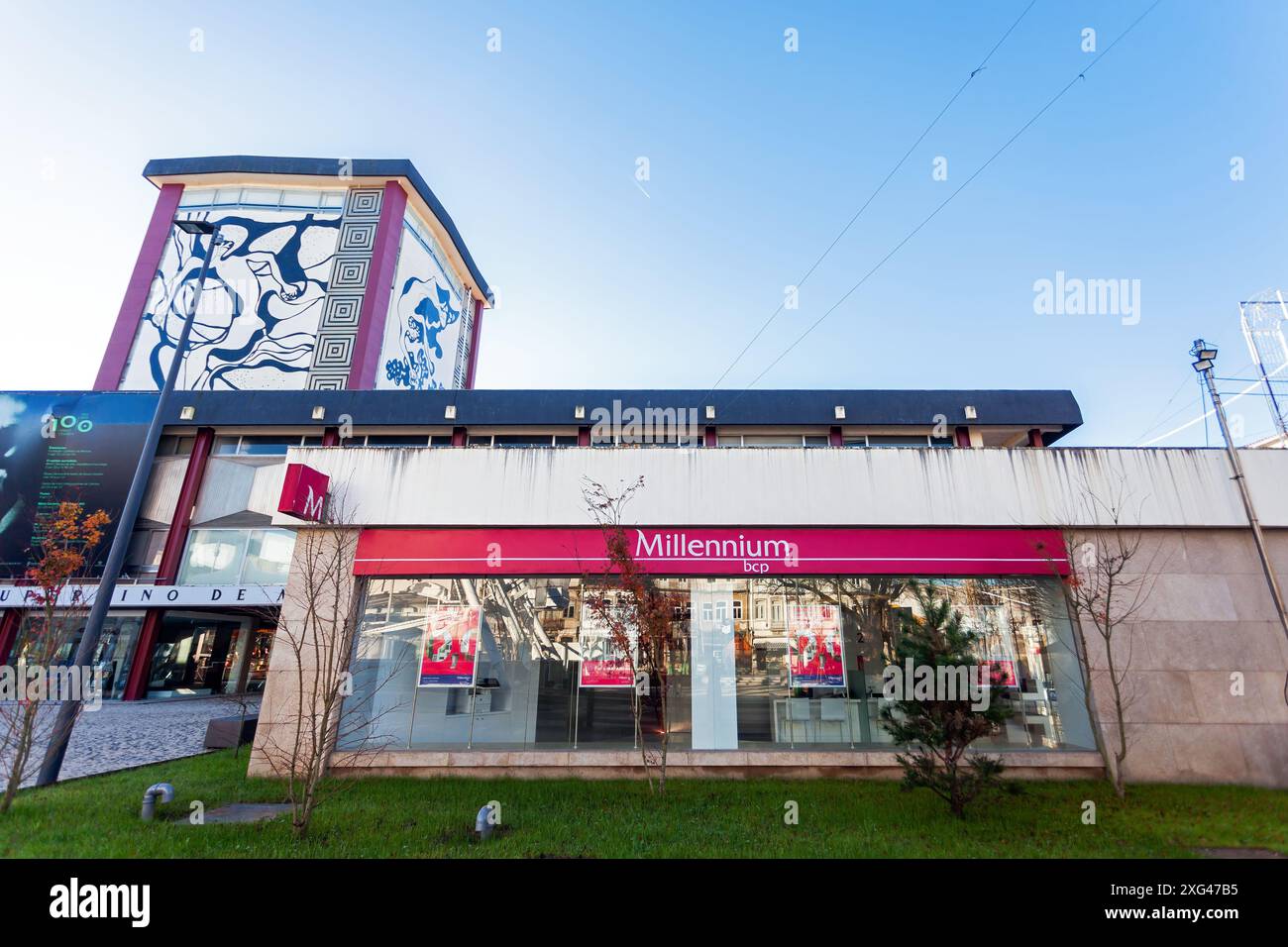 Millennium BCP alias Banco Comercial Portugues agence bancaire dans le bâtiment Fudacao Cupertino de Miranda. Banque privée et l'une des plus grandes au Portugal Banque D'Images