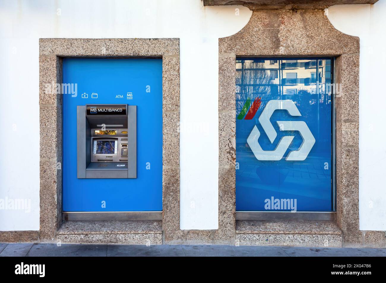 Multibanco aka terminal automatique géré par SIBS, avec logo de marque, signe ou symbole de CGD aka Caixa Geral de Depositos sur une agence bancaire Banque D'Images