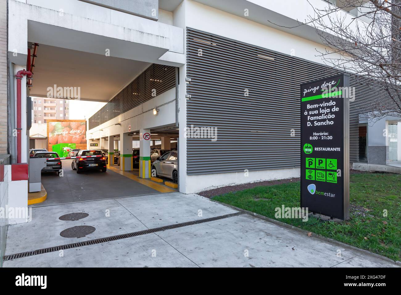 Parking entrée au supermarché Pingo Doce. Enseigne avec signe de marque, logo ou symbole. Grande chaîne de supermarchés portugais de Jeronimo Martins Banque D'Images