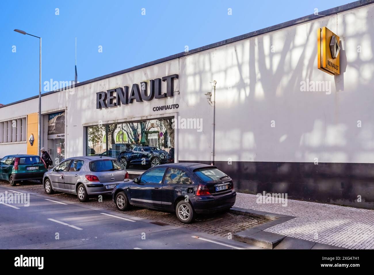 Vila Nova de Famalicao, Portugal - 23 décembre 2023 : salle d'exposition de la concession automobile Confiauto représentant le constructeur automobile Renault. Confiauto est Banque D'Images