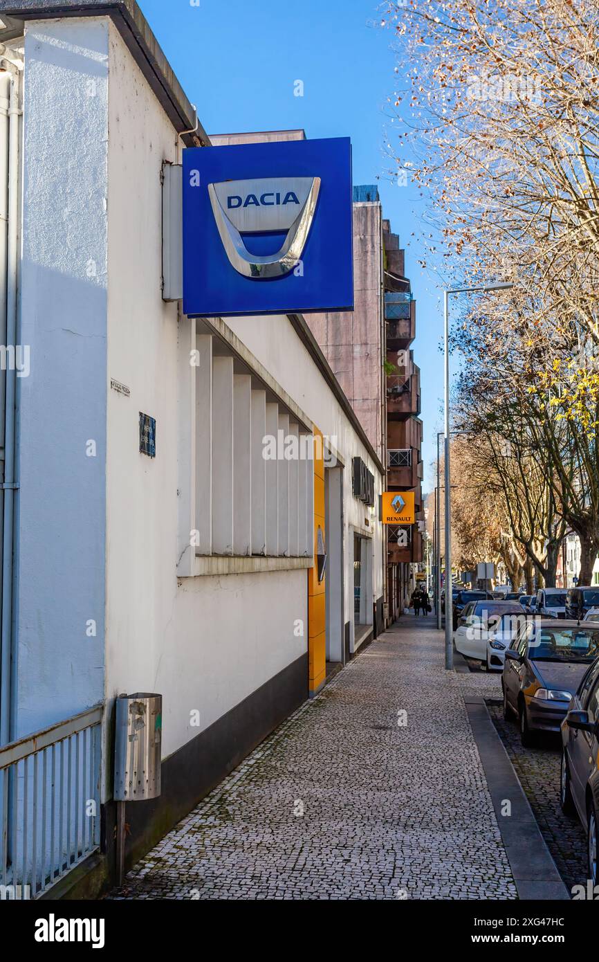 Vila Nova de Famalicao, Portugal - 23 décembre 2023 : bardeau ou panneau du constructeur automobile Dacia sur le showroom de la concession automobile Confiauto. Automot Banque D'Images