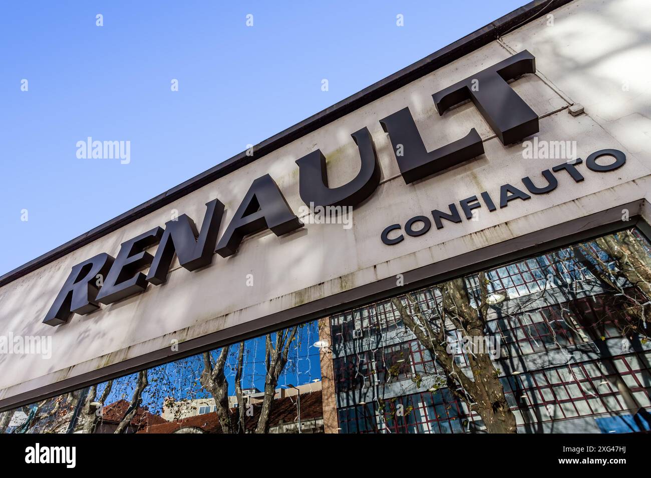 Famalicao, Portugal : salle d'exposition de la concession automobile Confiauto représentant le constructeur automobile Renault. Confiauto est le plus grand concessionnaire automobile dans le nord Banque D'Images