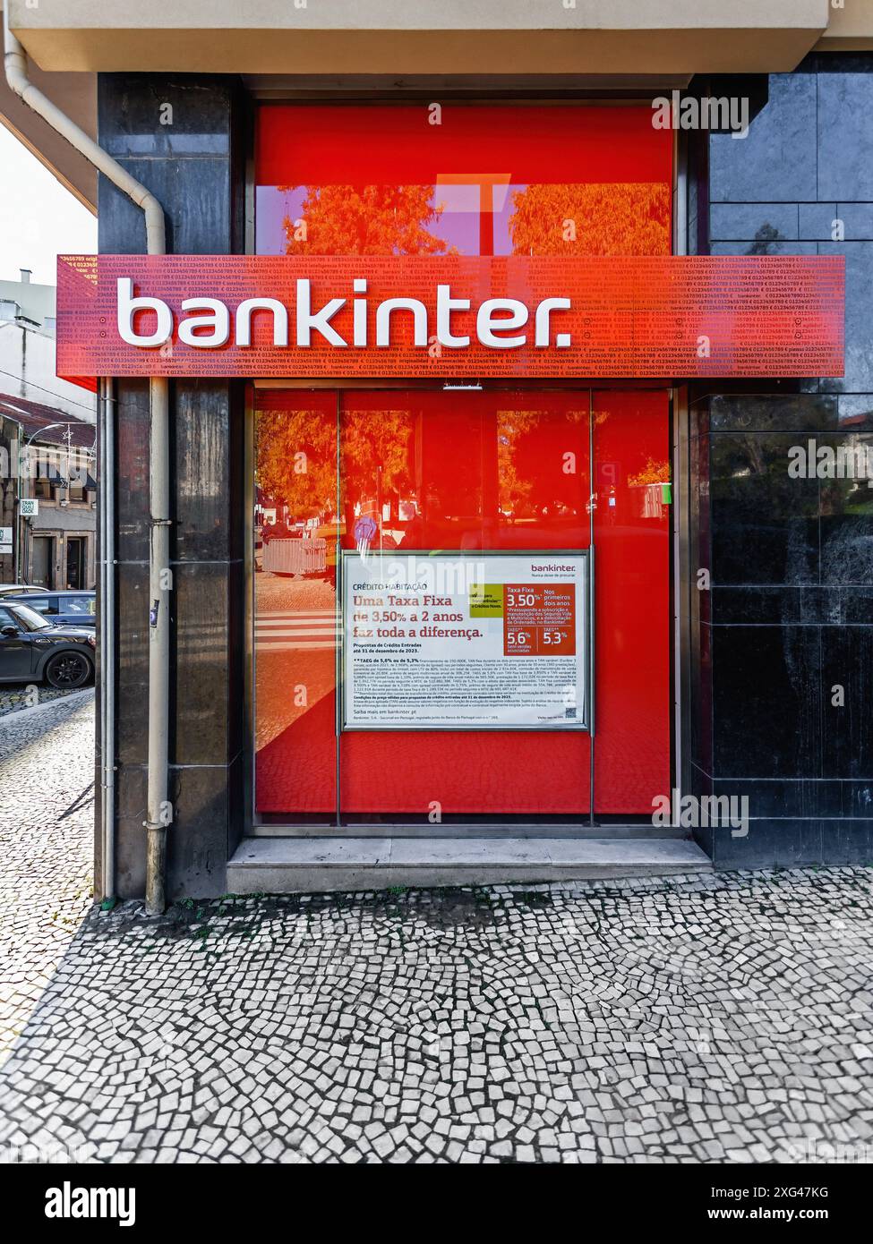Vila Nova de Famalicao, Portugal - 23 décembre 2023 : Agence bancaire Bankinter avec logo, symbole ou emblème de la banque Bankinter. Bankinter est une banque privée Banque D'Images