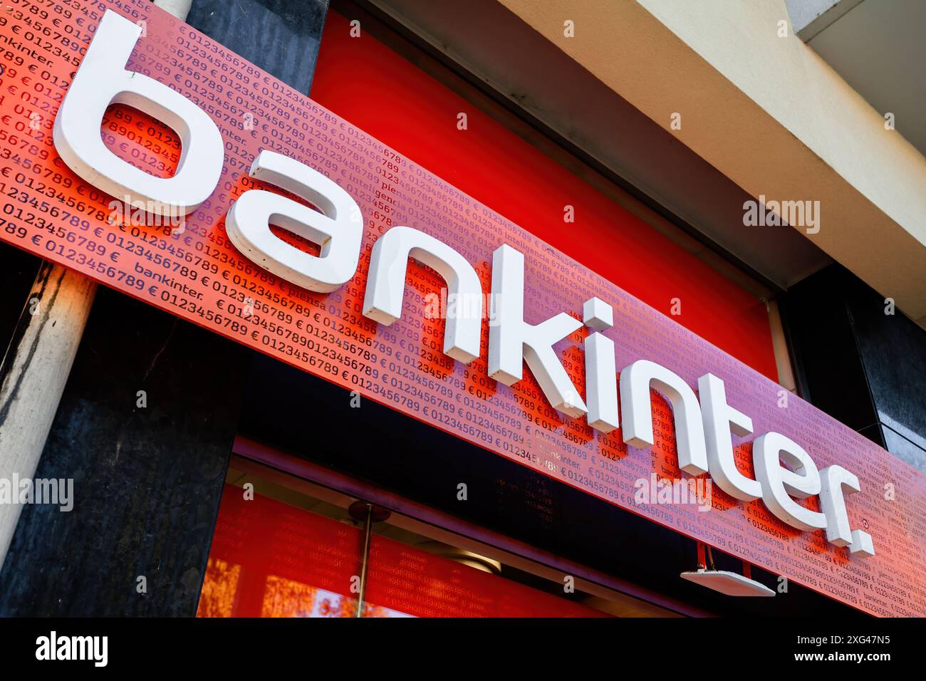 Famalicao, Portugal : Bankinter logo de banque, symbole ou emblème dans la façade de l'agence bancaire. Bankinter est une banque privée au Portugal Banque D'Images
