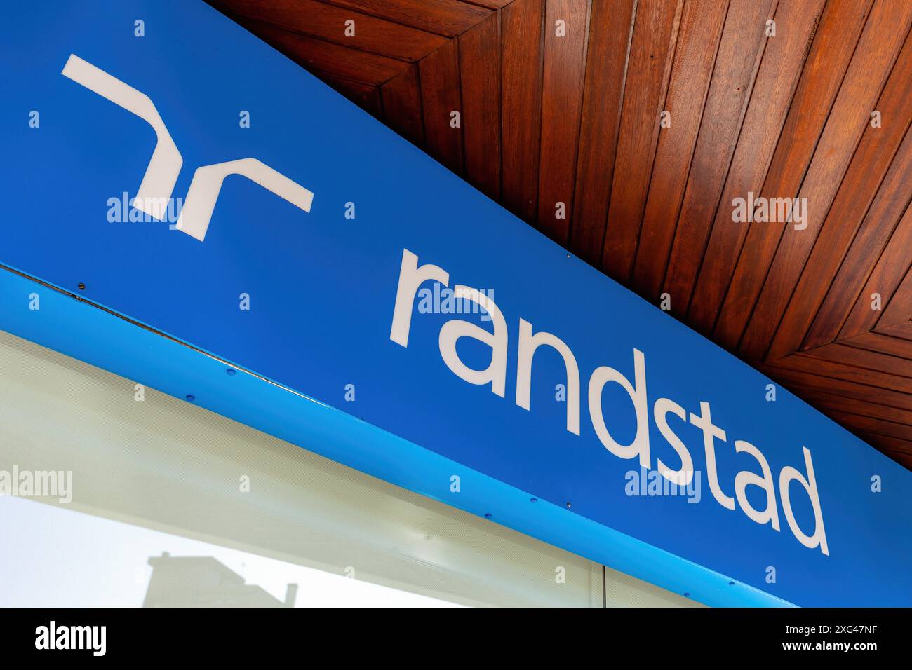 Famalicao, Portugal : Randstad NV Office avec panneau montrant le logo de la marque, logotype, emblème, symbole ou icône. Randstad est une multinationale néerlandaise des ressources humaines Banque D'Images