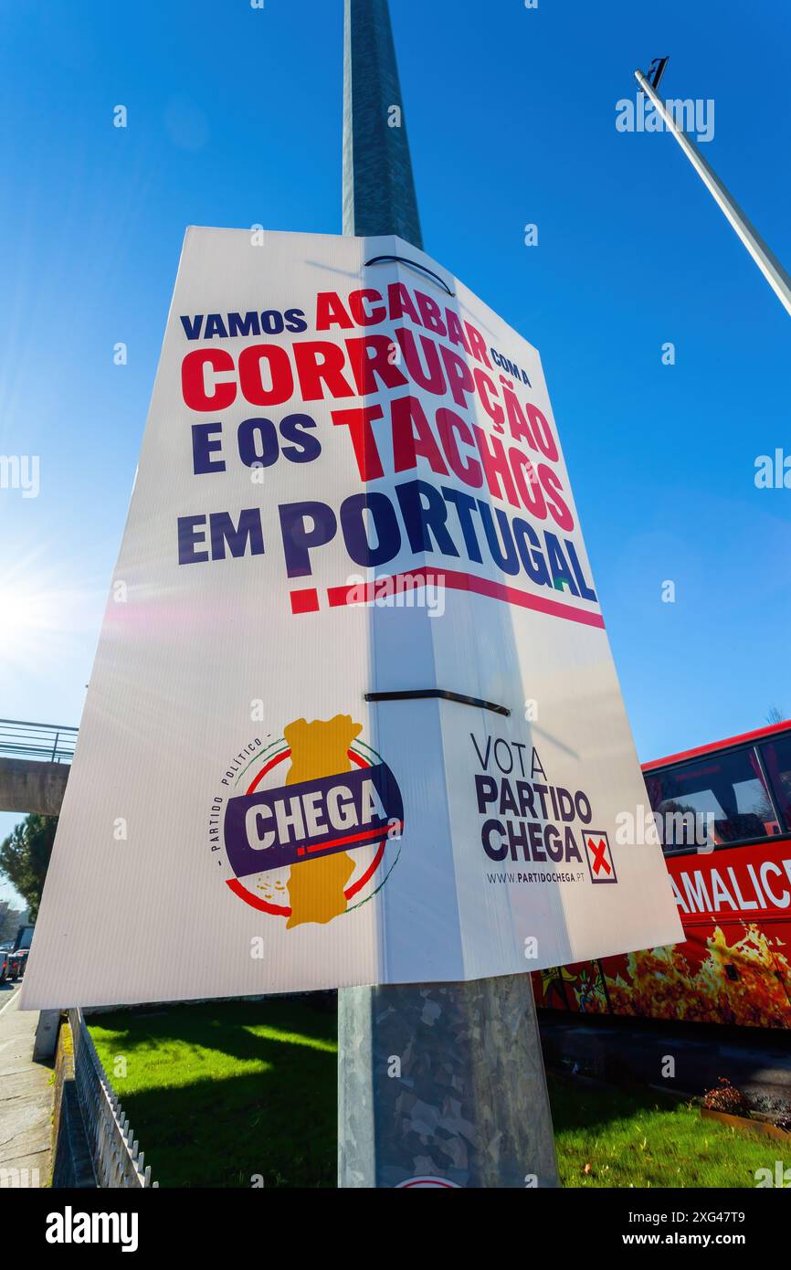 Portugal : affiche de campagne du parti d'extrême droite Chega pour les élections législatives de 2024 sur lampadaire. Il dit : Let’s End corruption and Jobs for the Boys Banque D'Images