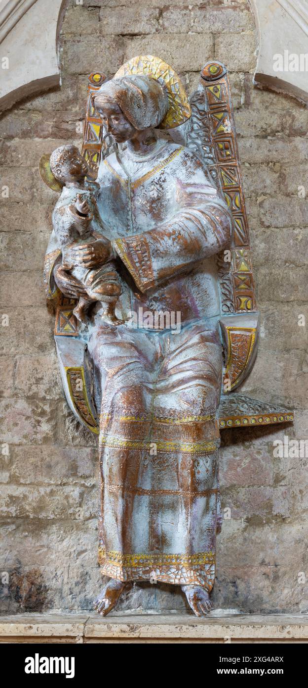 ASSISE, ITALIE - 17 MAI 2024 : la statue en céramique de la Vierge dans l'église Chiesa di San Pietro par Francesco Vitali (1981). Banque D'Images