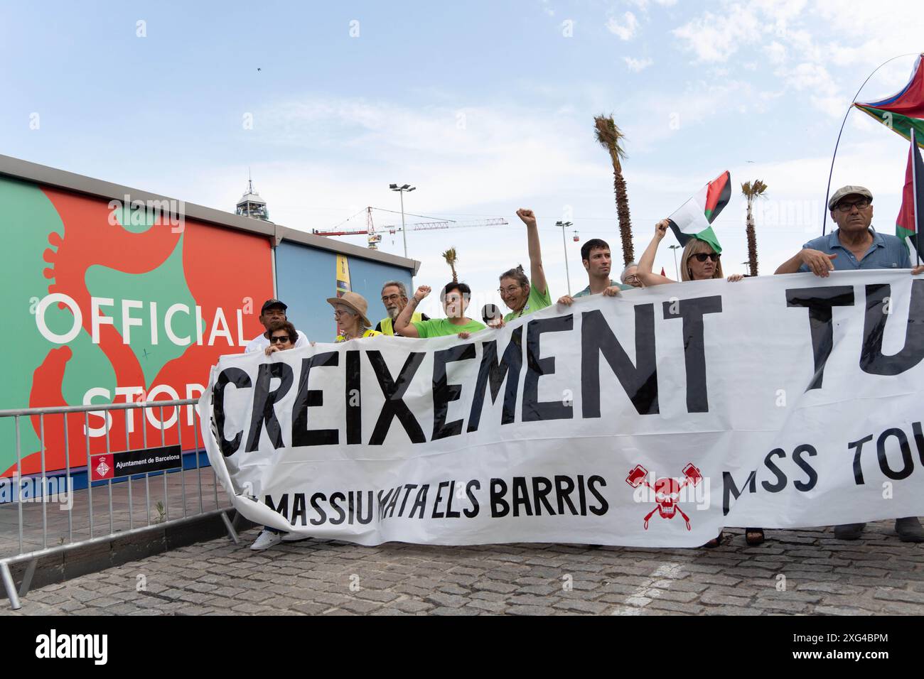 Barcelone, Espagne. 06 juillet 2024. Des milliers de personnes protestent dans le centre-ville de Barcelone contre la surpopulation touristique de la ville, exigeant que des mesures soient prises pour mettre fin à une situation qu'ils considèrent comme insoutenable. » Miles de personas se manifiestan por el centro de Barcelona en contra de la masificación turística de la ciudad, y reclamando que se ponga freno a una situación que considéran insostenible. Actualités politique -Barcelone, Espagne samedi 6 juillet 2024 (photo par Eric Renom/LaPresse) crédit : LaPresse/Alamy Live News Banque D'Images