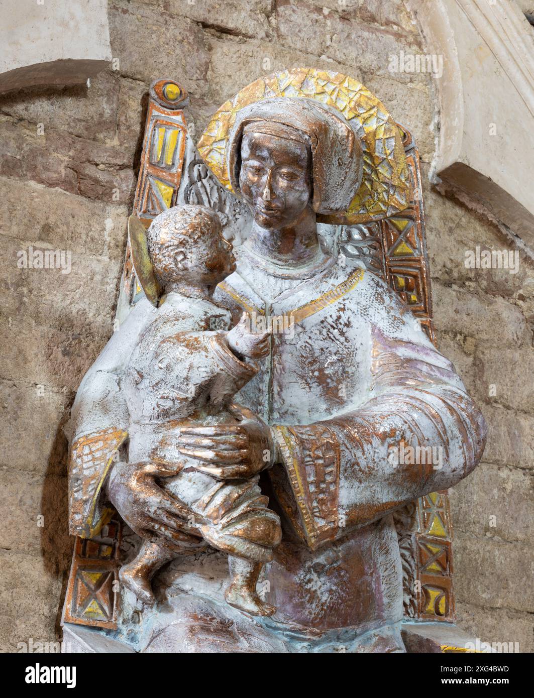 ASSISE, ITALIE - 17 MAI 2024 : la statue en céramique de la Vierge dans l'église Chiesa di San Pietro par Francesco Vitali (1981). Banque D'Images