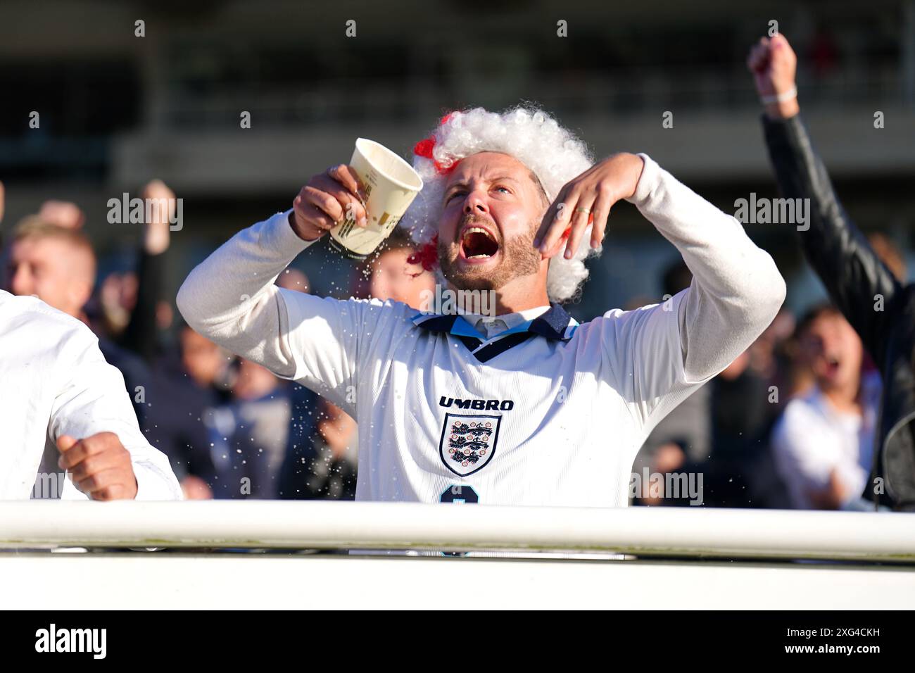 Les supporters anglais célèbrent à Sandown Park, Esher, après que l'Angleterre ait remporté un tir de pénalité après un temps supplémentaire lors d'une projection de l'UEFA Euro 2024, match de demi-finale, entre l'Angleterre et la Suisse. Date de la photo : samedi 6 juillet 2024. Voir PA Story SOCCER England. Le crédit photo devrait se lire : Zac Goodwin/PA Wire. RESTRICTIONS : utilisation sujette à restrictions. Utilisation éditoriale uniquement, aucune utilisation commerciale sans le consentement préalable du titulaire des droits. Banque D'Images