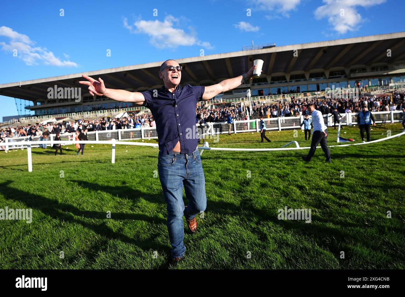 Les fans d'Angleterre célèbrent sur la piste de course de Sandown Park, Esher, après que l'Angleterre ait remporté un tir de pénalité après un temps supplémentaire lors d'une projection de l'UEFA Euro 2024, match de demi-finale, entre l'Angleterre et la Suisse. Date de la photo : samedi 6 juillet 2024. Voir PA Story SOCCER England. Le crédit photo devrait se lire : Zac Goodwin/PA Wire. RESTRICTIONS : utilisation sujette à restrictions. Utilisation éditoriale uniquement, aucune utilisation commerciale sans le consentement préalable du titulaire des droits. Banque D'Images