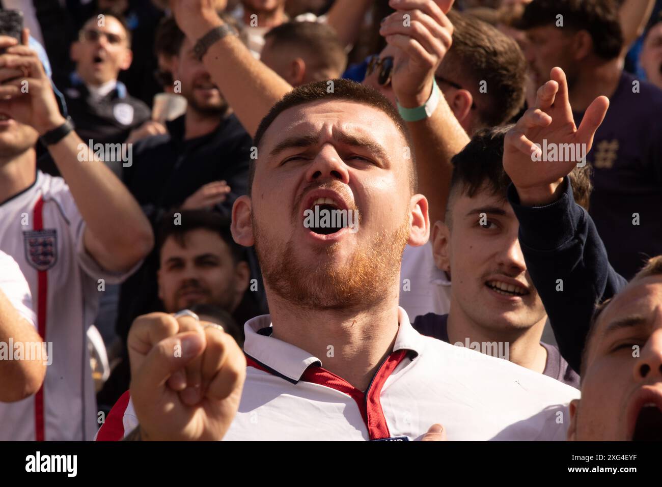 Ville de Brighton & Hove, East Sussex, Royaume-Uni. Les fans de football anglais se réunissent à l'événement Big Screen fan zone, 4theFans event, Central Park, Brighton pour le match Angleterre - Suisse Euro 24 en chantant l'hymne national anglais avant le coup d'envoi . 6 juillet 2024 . David Smith/Alamy Banque D'Images