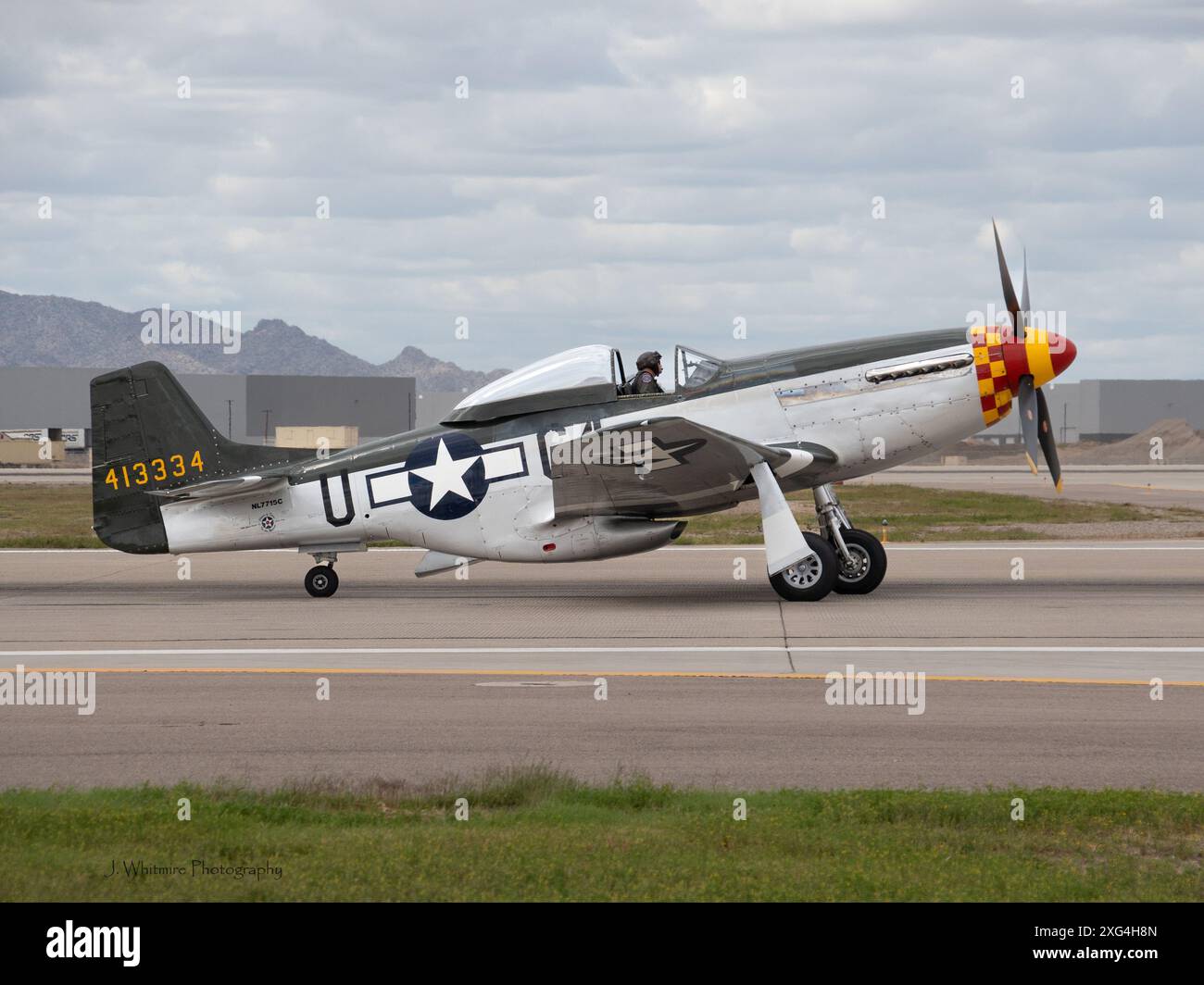 Des avions modernes et vintage volent en formation lors d'un spectacle aérien militaire aux États-Unis, ainsi que des taxis à proximité pour un meilleur look Banque D'Images