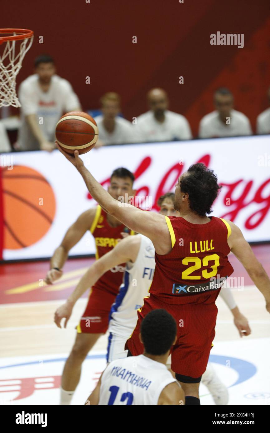 Sergi Llull en action lors du match des demi-finales du tournoi de qualification olympique entre la Finlande et l'Espagne au Pabellon Fuente de San Luis Banque D'Images