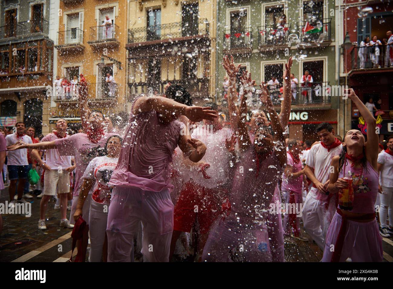 Les jeunes jouent avec l’eau pendant la célébration des festivités de San Fermín. Des milliers de personnes se sont rassemblées à midi sur la place de la ville pour commencer les festivités internationalement connues à travers le monde à Pampelune, Navarre, Espagne, la population de Navarre quintuple dans la population. Huit jours ininterrompus de fêtes, de courses de taureaux, de musique dans la rue. (Photo Elsa A Bravo / SOPA images/SIPA USA) Banque D'Images